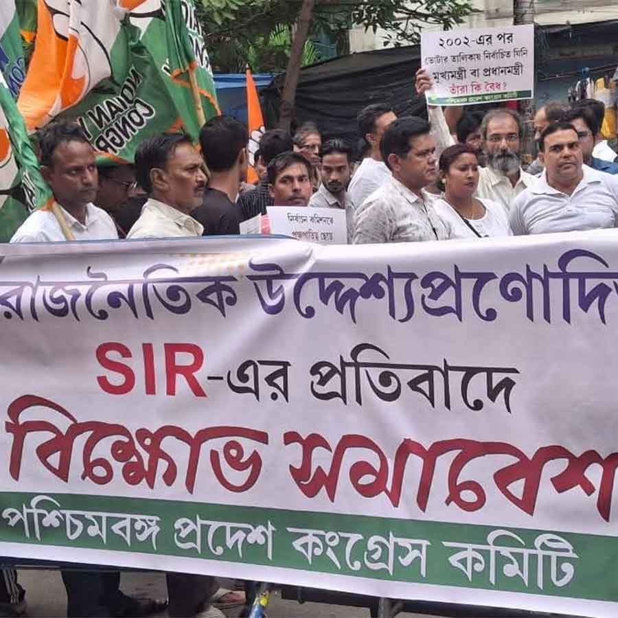 Congress raises finger on CEO over SIR issue