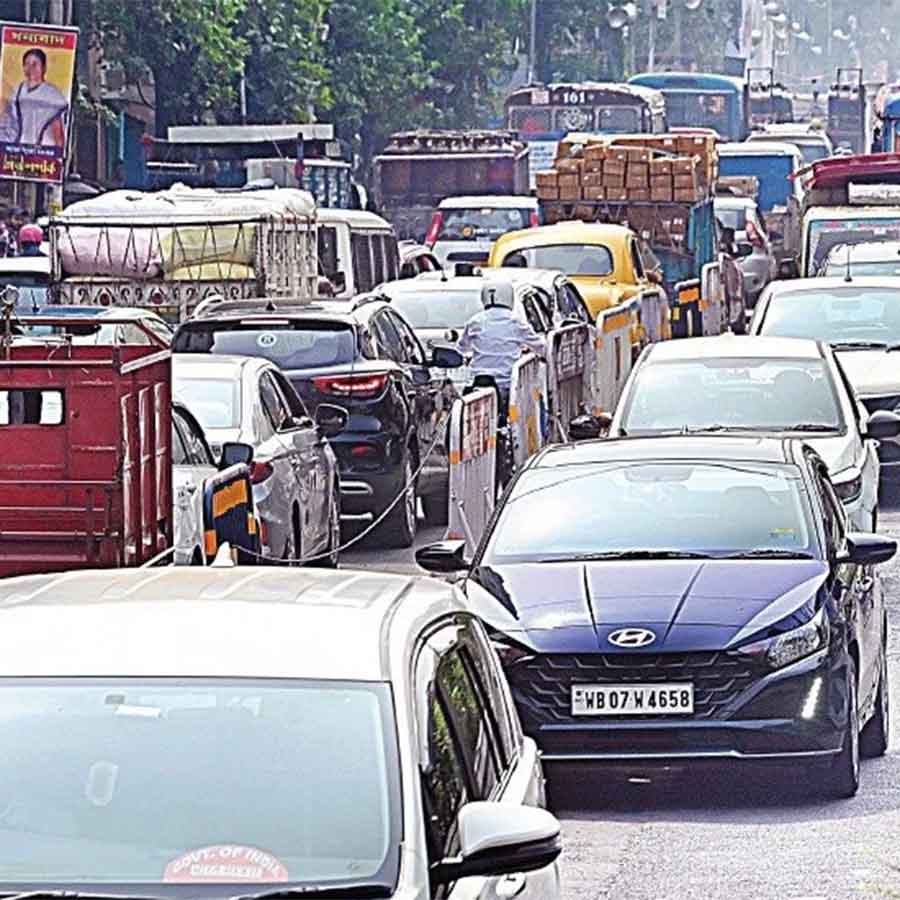 থমকে: এসআইএর নিয়ে তৃণমূলের প্রতিবাদ মিছিলের জেরে যানজট। মঙ্গলবার, চিত্তরঞ্জন অ্যাভিনিউয়ে।