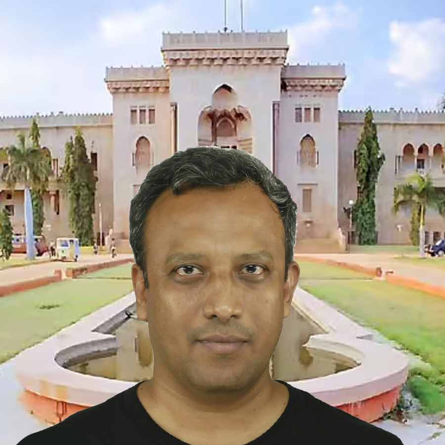 বাঙালি অধ্যাপক স্নেহাশিস ভট্টাচার্যকে বহিষ্কার করেছে দিল্লির সাউথ এশিয়ান বিশ্ববিদ্যালয়। গ্রাফিক: আনন্দবাজার ডট কম।