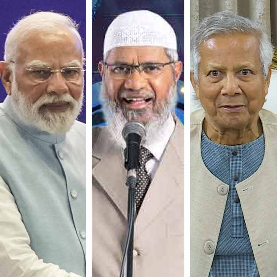 (বাঁ দিক থেকে) ভারতের প্রধানমন্ত্রী নরেন্দ্র মোদী, ভারত থেকে পলাতক জ়াকির নায়েক এবং বাংলাদেশের প্রধান উপদেষ্টা মুহাম্মদ ইউনূস।