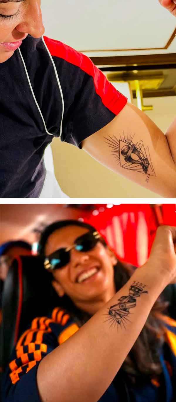 (উপরে) হরমনপ্রীতের উল্কি। স্মৃতির উল্কি (নীচে)।