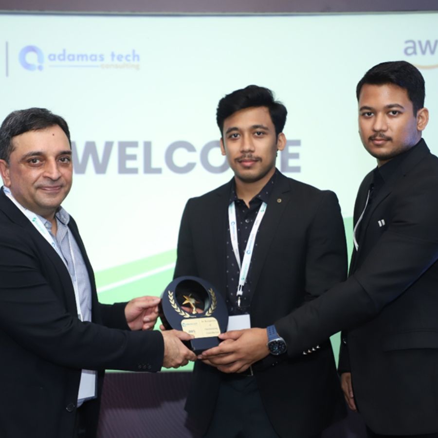 অনুষ্ঠানে উপস্থিত মুখ্য ব্যক্তিরা।