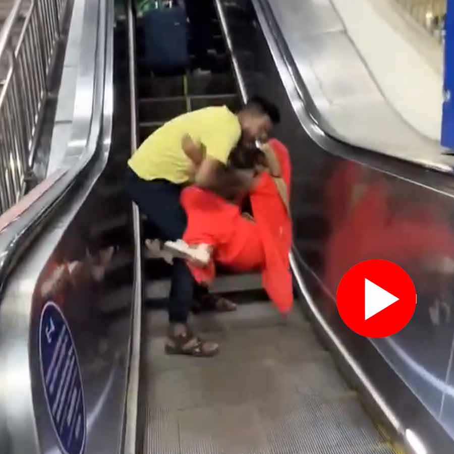 Video of man falling on escalator after helping a woman in saree raised question dgtl