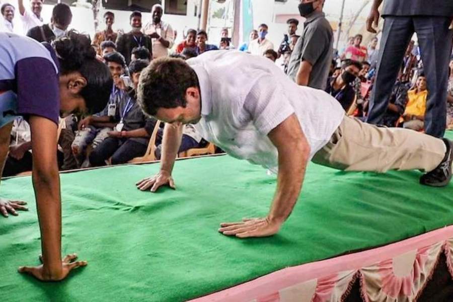 পুশ আপের চ্যালেঞ্জ নিয়েছিলেন রাহুল গান্ধীও।