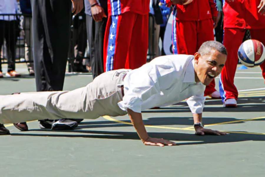 হোয়াইট হাউসের বাস্কেট বল কোর্টে  বারাক ওবামার পুশ আপ।  
