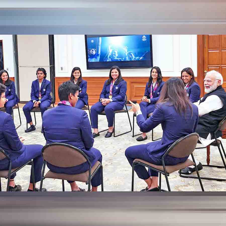 ফুরফুরে: চ্যাম্পিয়নদের সঙ্গে আড্ডা প্রধানমন্ত্রীর।