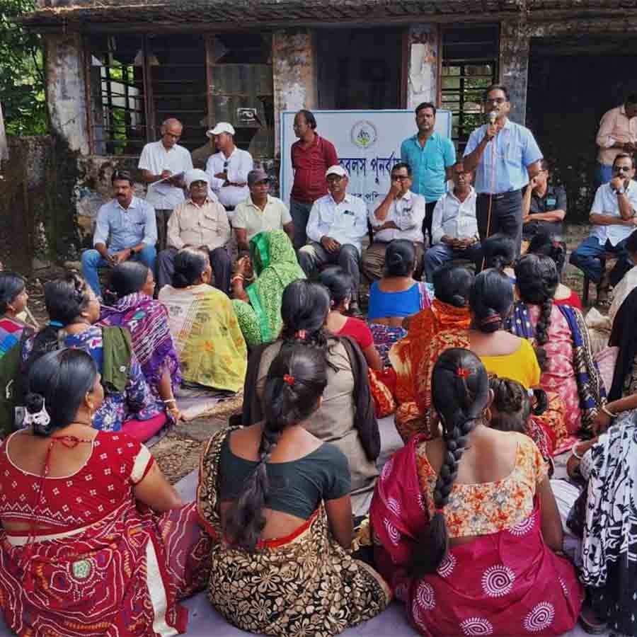 Workers of Hindustan Cables factory staged sit in protest in demand of clearing arrears