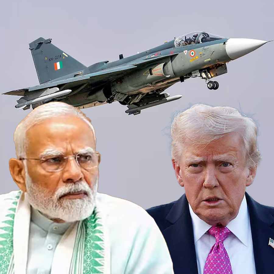 (বাঁ দিকে) নরেন্দ্র মোদী। ডোনাল্ড ট্রাম্প (ডান দিকে)।
