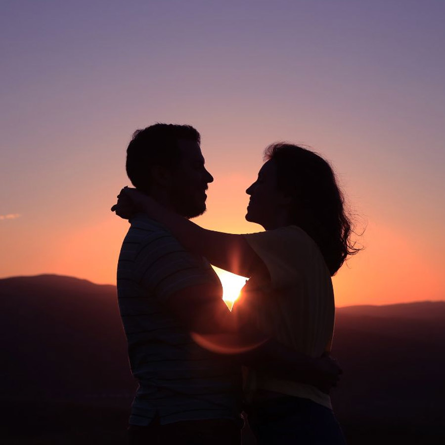 ২০ বছরেরও বেশি ‘সুখী’ দাম্পত্য। ক্যামেরার সামনে হাসিমুখেই হাজির হন তারকা-দম্পতি। কিন্তু ক্যামেরা সরে গেলেই তাঁদের দাম্পত্য থেকে ‘সুখী’ শব্দটি কর্পূরের মতো উবে যায়। ২০ বছর ধরে স্ত্রীকে ঠকাচ্ছিলেন নায়ক। তাঁর মন পড়ে থাকে কমবয়সি অভিনেত্রীদের দিকে। শেষ পর্যন্ত গোয়েন্দা ভাড়া করে হাতেনাতে স্বামীর পরকীয়ার প্রমাণ পান বলি নায়কের স্ত্রী।