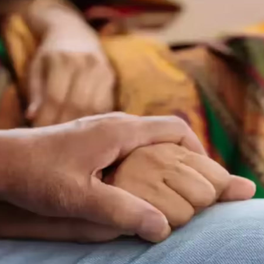 ২০ বছরের বেশি দাম্পত্যজীবন বলি নায়কের। দুই সন্তানও রয়েছে তাঁর। তবে সংসারে বিন্দুমাত্র মন থাকে না তাঁর। কমবয়সি নায়িকার সঙ্গে আলাপ হলেই মন উড়ু উড়ু হয়ে যায় অভিনেতার।