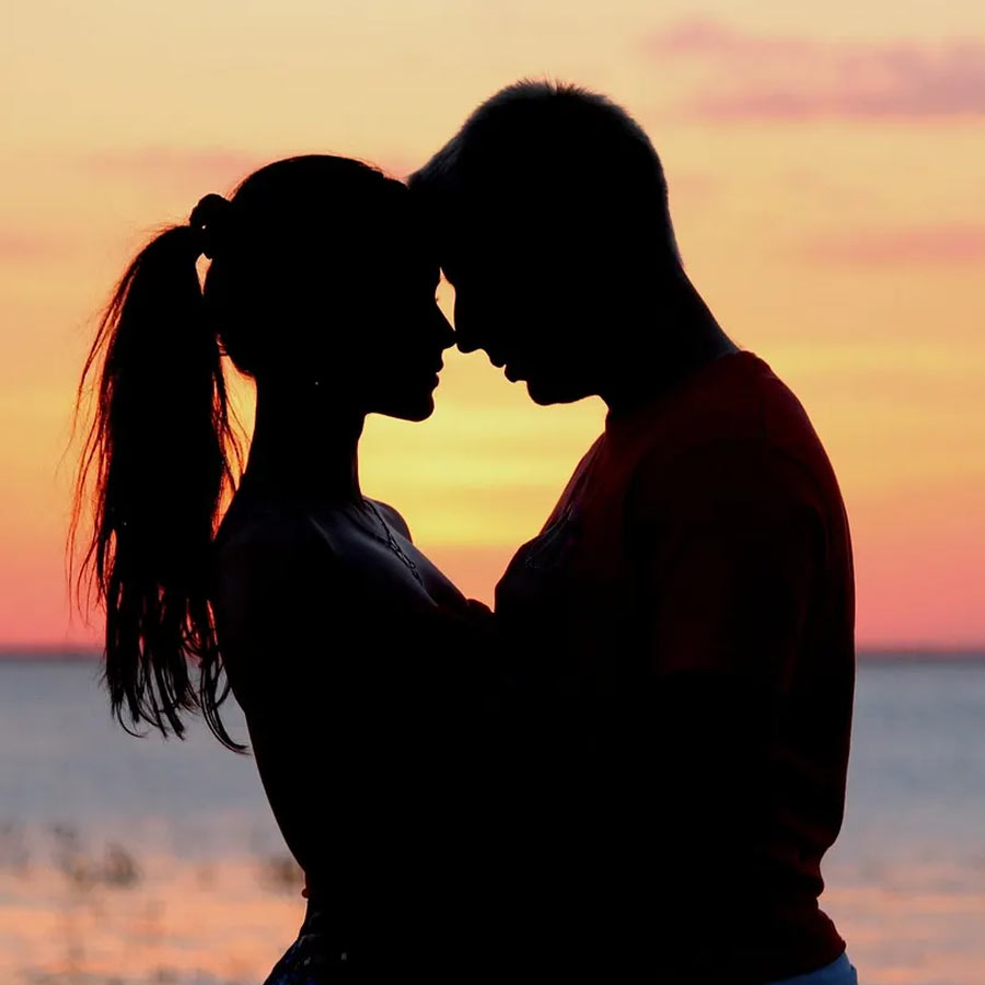 তান্যার দাবি, কোনও ছবির শুটিং না থাকলেও বাড়িতে মিথ্যা কথা বলে দীর্ঘ দিনের জন্য বাইরে চলে যেতেন অভিনেতা। এমনকি, যখন-তখন বাড়ি থেকে বেরিয়ে পড়তেন তিনি। অভিনেতা স্বামীর এমন আচরণ দেখে সন্দেহ হয়েছিল তাঁর স্ত্রীর।