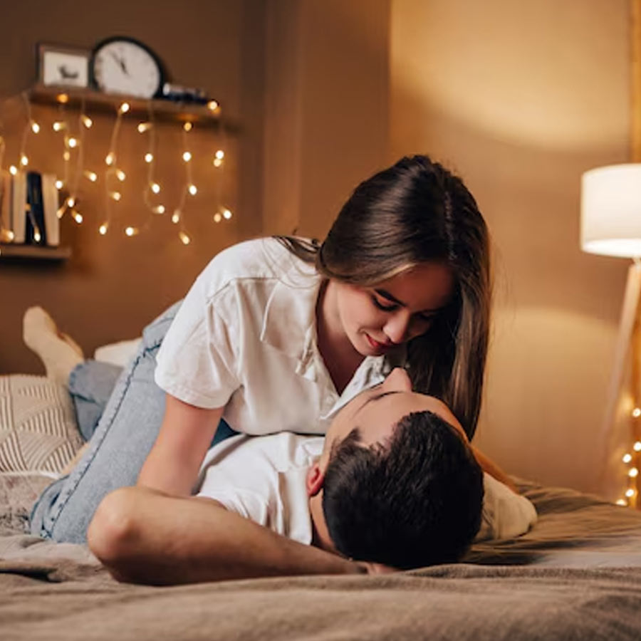 স্বামীর বিবাহ-বহির্ভূত সম্পর্কের কথা জানতে পেরেও মুখে কুলুপ এঁটে ছিলেন অভিনেতার স্ত্রী। তান্যার দাবি, সম্পর্কে থাকাকালীন তৃতীয় ব্যক্তির সঙ্গে শারীরিক ভাবে ঘনিষ্ঠ হয়ে পড়লে তা প্রতারণা হিসাবে ধরা হয় না, এমনটাই মনে করতেন নায়কের স্ত্রী।