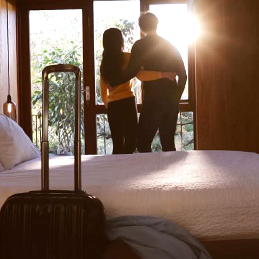 নায়কের স্ত্রী সিদ্ধান্ত নিয়েছিলেন যে, তিনি একা সব যন্ত্রণা সহ্য করে নিতে পারবেন। কিন্তু যে মুহূর্তে বাবার পরকীয়ার কথা তাঁর সন্তানের কানে পৌঁছোবে, সেই মুহূর্তে পদক্ষেপ করবেন তিনি। ঠিক সেই ঘটনাই ঘটল তাঁদের সংসারে।