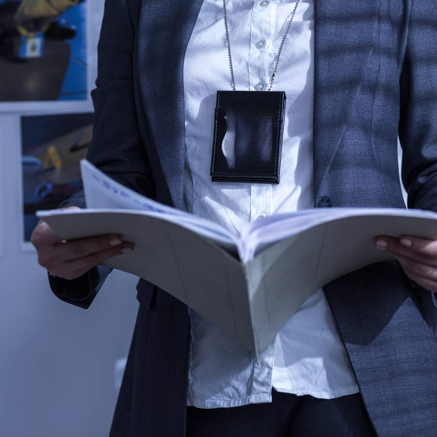 অভিনেতা সারা দিনে কোথায় যাচ্ছেন, কী করছেন— খুঁটিনাটি জানতে চেয়েছিলেন নায়কের স্ত্রী। গোয়েন্দাগিরি কিছু দিন চালাতেই অভিনেতার সকল গোপন সত্য তাঁর স্ত্রীর কাছে ফাঁস হয়ে যায়। এত বছরের সন্দেহ বাস্তবে পরিণত হয়।