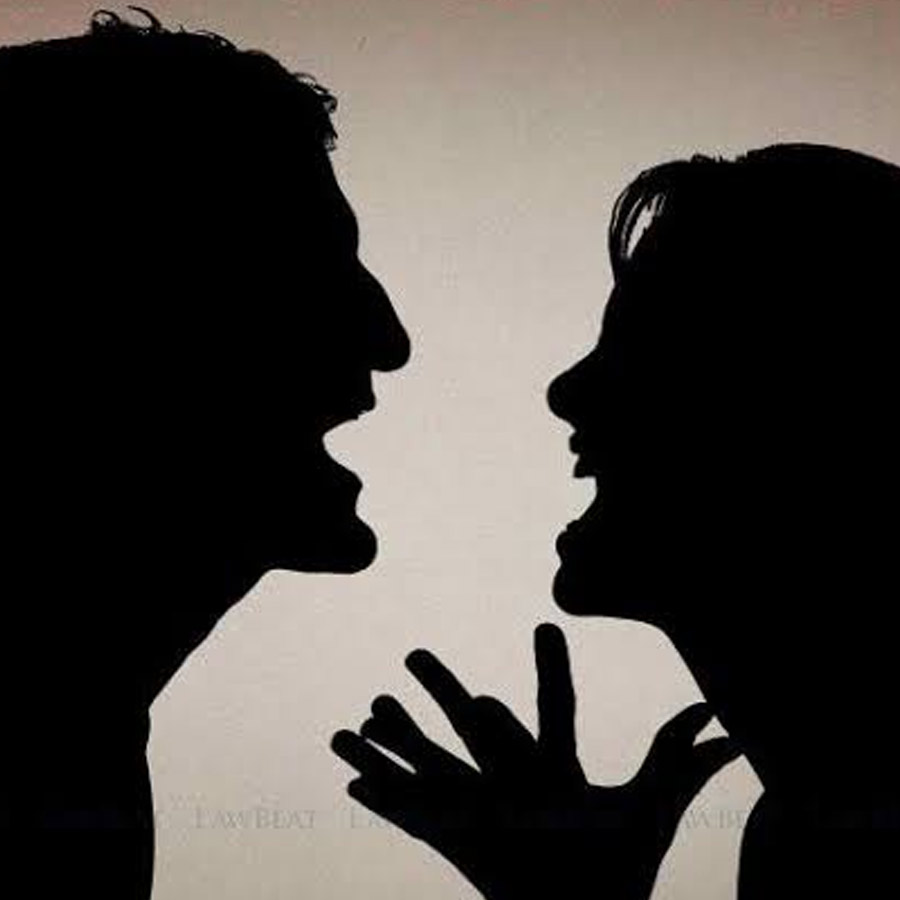 হাতেনাতে স্বামীর পরকীয়ার প্রমাণ পেয়ে নায়ককে সরাসরি প্রশ্ন করেছিলেন তাঁর স্ত্রী। ধরা পড়ে অভিনেতাও নিজের ভুল স্বীকার করেছিলেন। ২০ বছর ধরে তিনি যে তাঁর স্ত্রীকে ঠকিয়ে চলেছেন, তা স্বীকার করে নাকি ক্ষমাপ্রার্থনা করেন অভিনেতা।