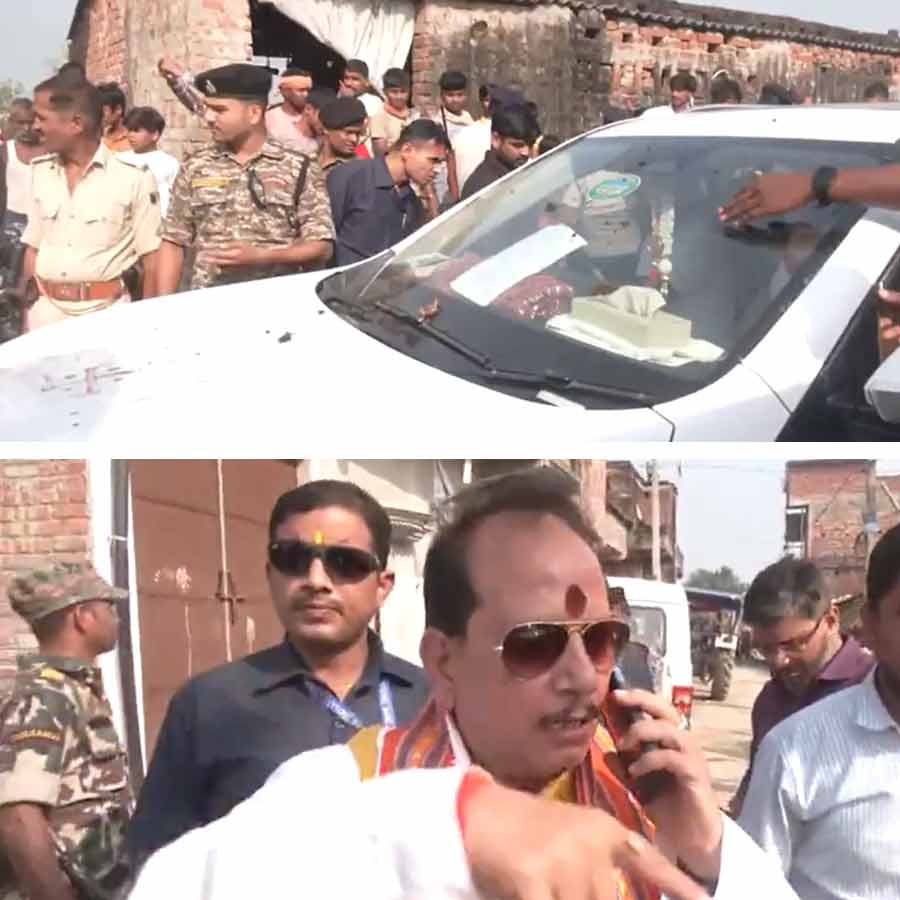 (উপরে) উপমুখ্যমন্ত্রী বিজয় সিন্‌হার কনভয়ে থাকা গাড়িতে পাথর ছোড়ার অভিযোগ। লখীসরাইয়ের বিজেপি প্রার্থী তথা উপমুখ্যমন্ত্রী বিজয় সিন্‌হা (নীচে)।