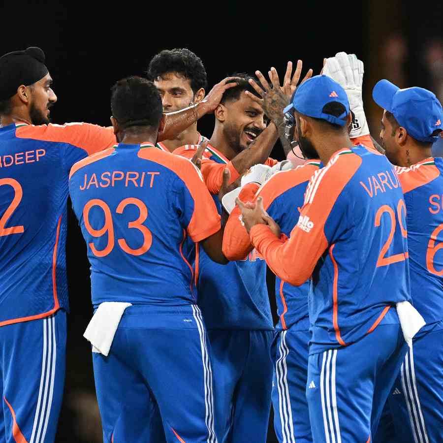 অস্ট্রেলিয়ার উইকেট পড়ার পর ভারতীয় ক্রিকেটারদের উল্লাস।