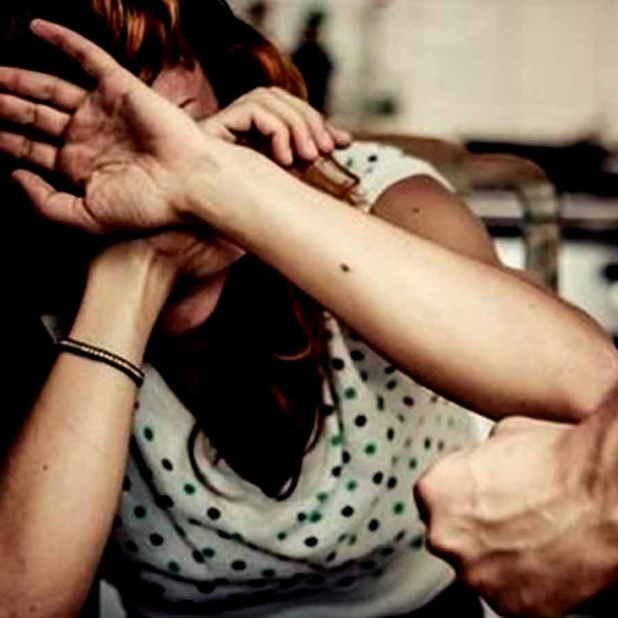 Couple fight with other in Madhya Pradesh dgtl