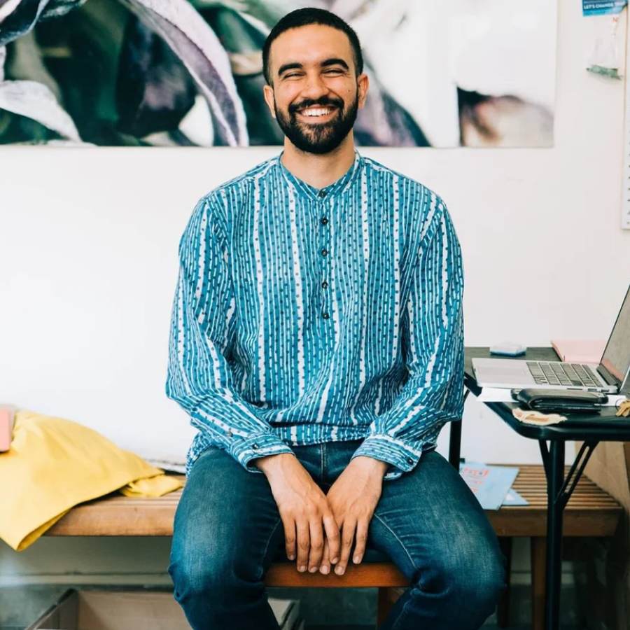 মীরার পুত্র নিজেই তাঁর আংটিগুলির রহস্যভেদ করেন জনতার সামনে।