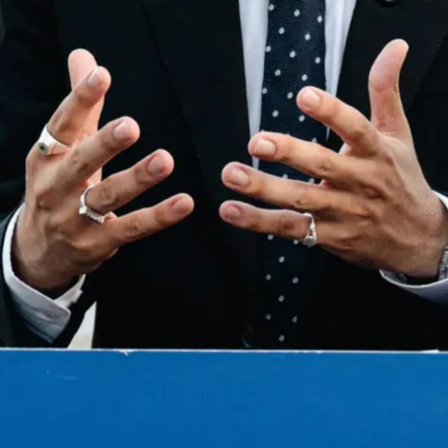 তিন নয়, এক সময়ে চারটি আংটি পরতেন মামদানি।