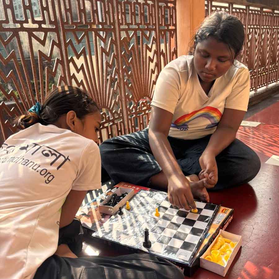 দাবা খেলছে ওরা।