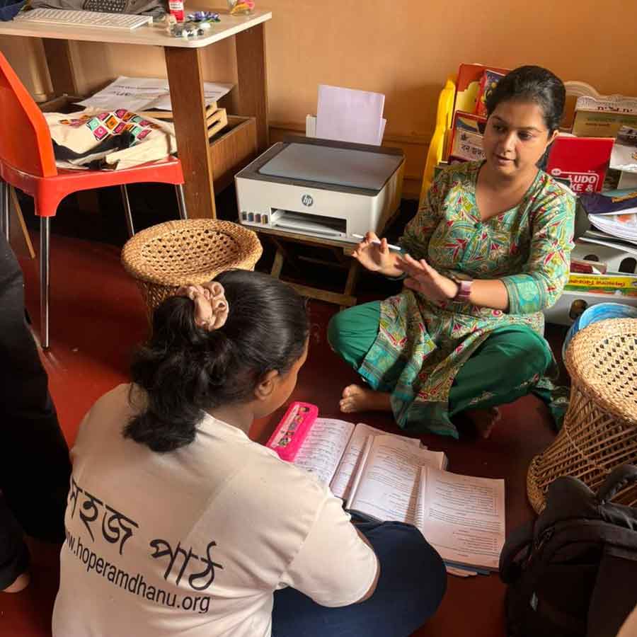 এক কোনায় মন দিয়ে ইংরেজি পড়ছে।