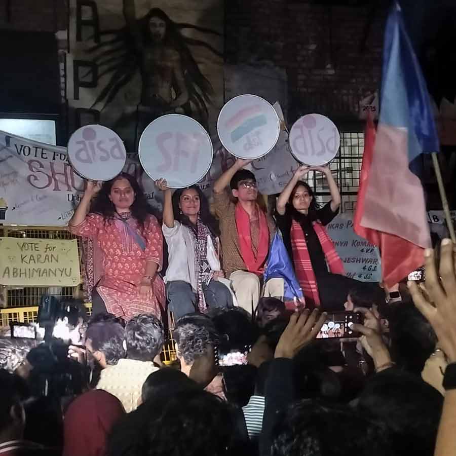 জয়ের পরে বাম ছাত্রজোটের চার প্রার্থী।