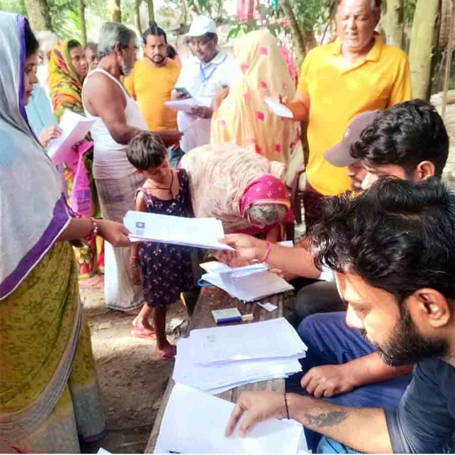 কেশিয়ারিতে এনুমারেশন ফর্ম পাননি বলে অভিযোগ বৃদ্ধার।