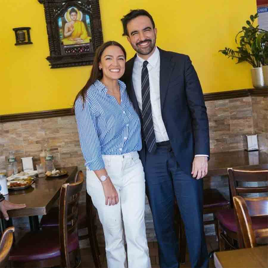 হাউস অব রিপ্রেজেন্টেটিভসের ডেমোক্র্যাট সদস্য আলেকজান্দ্রিয়া ওকাসিয়ো-কোর্তেজ়ের সঙ্গে