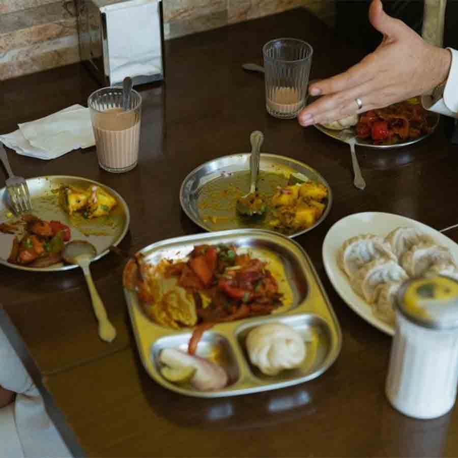 মেনুতে ছিল মোমো, পনির টিক্কা, আলুর দম, নেপালি বাও এবং চা। 