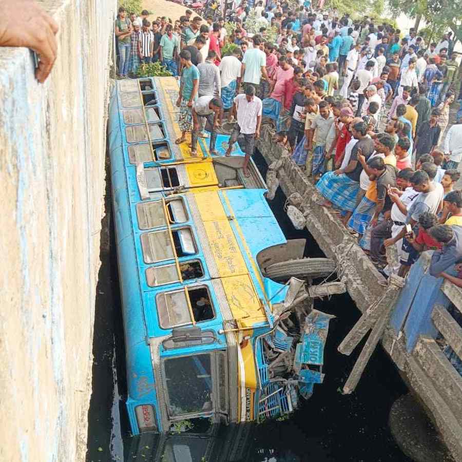 several passengesrs injured after bus fell into a canal in Rajarhar on friday mornning dgtld