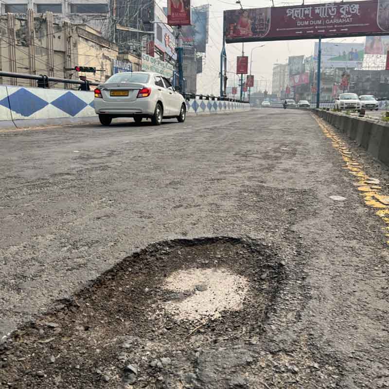 গড়িয়াহাট সেতুতে রাস্তার পিচ উঠে গর্ত তৈরি হয়ে গিয়েছে।