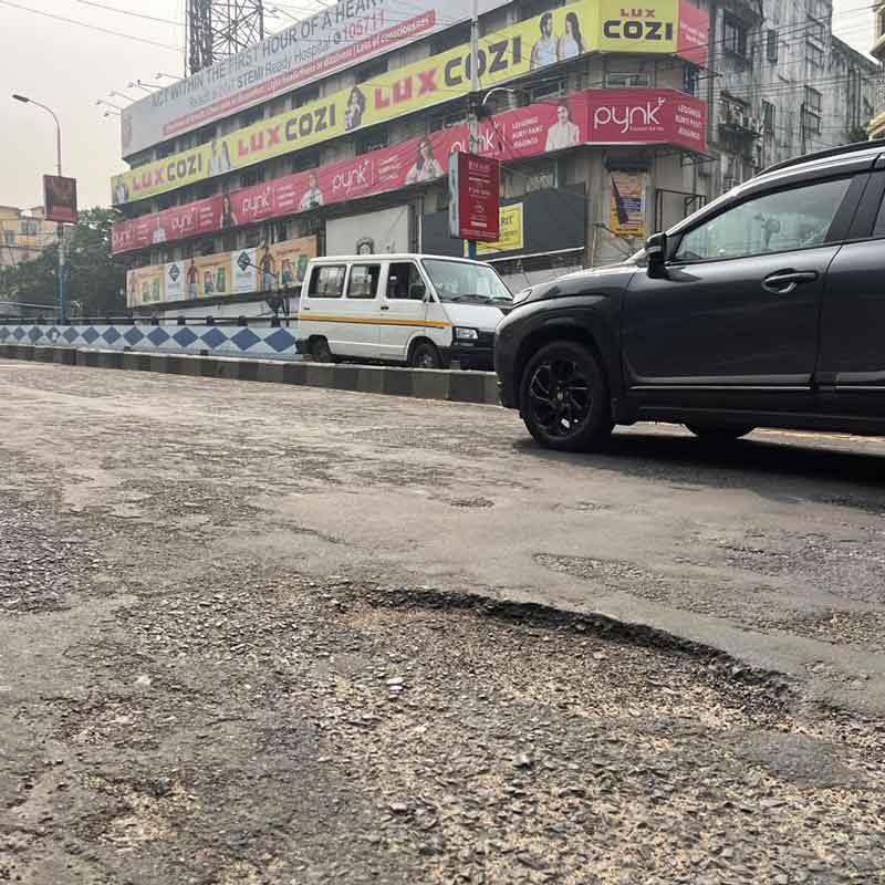 শহরের উড়ালপুলে রাস্তার বেহাল দশা।