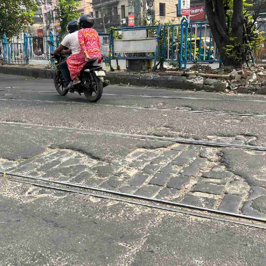 গড়িয়াহাট সেতু থেকে নামার পর রাস্তার অবস্থা।