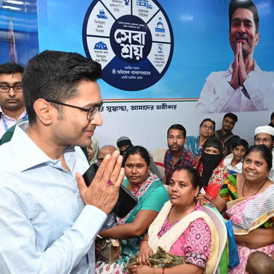 ডায়মন্ড হারবারে সেবাশ্রয় ক্যাম্পে সাংসদ অভিষেক বন্দ্যোপাধ্যায়।