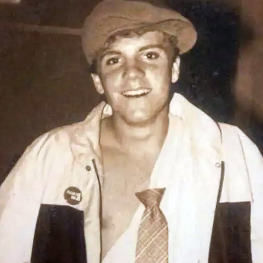 ১৯৮৪ সালের সেপ্টেম্বর মাস। জেনেসিও কলেজে ছাত্রবৃত্তি নিয়ে ভর্তি হয়েছিলেন ক্রিস দি সিজ়ারে। আমেরিকার নিউ ইয়র্কের ফিঙ্গার লেকস অঞ্চলের লিভিংস্টোন কাউন্টির একটি শহর হল জেনেসিও। বিখ্যাত মার্কিন পরাবাস্তব বিশেষজ্ঞ-গবেষক (প্যারানরমাল ইনভেস্টিগেটর) এড ওয়ারেন এবং তাঁর স্ত্রী লোরেন ওয়ারেন সেই কলেজে নিজেদের কাজ নিয়ে আলোচনা করতেও গিয়েছিলেন। সেই আলোচনায় দর্শকাসনে উপস্থিত ছিলেন ক্রিসও। সেখানেই এক অদ্ভুত ঘটনা ঘটে তাঁর সঙ্গে।