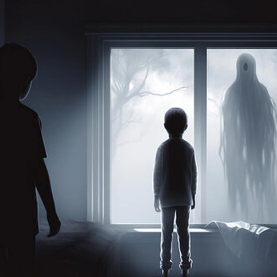 একা কোথাও বসে থাকলে ক্রিস শুনতে পেতেন তাঁর নাম ধরে ফিসফিস করে কেউ ডাকছে। কিন্তু ডাক অনুসরণ করে কাউকে দেখতে পেতেন না তিনি। এমনকি তিনি দাবি করেন, মাঝেমধ্যেই একটি অবয়বকে ঘোরাফেরা করতে দেখতেন তিনি। দিনকয়েক পর ক্রিস একা নন, তাঁর বন্ধুবান্ধবও ‘অশরীরী’র উপস্থিতি টের পেতে শুরু করলেন।