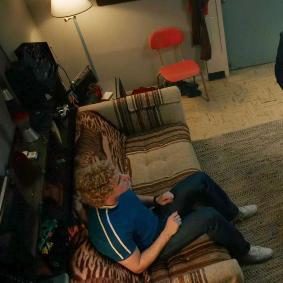 ক্রিস যে ‘ভূত’-এর দেখা পেতে শুরু করেছেন, তা জানাজানি হতে বেশি সময় লাগল না। কলেজের অন্য ছাত্রছাত্রীরা ‘ঘোস্ট বয়’ বলে ডেকে ক্রিসকে খেপাতে শুরু করেন। পুরো বিষয়টি ভাল লাগেনি ক্রিসের বন্ধু জেফের। বন্ধুকে সাহায্য করতে চান জেফ।