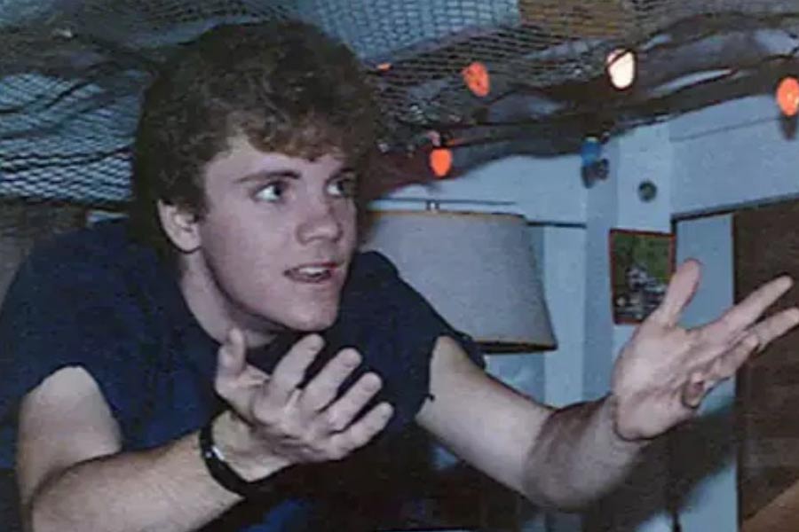 কিছু ক্ষণ পর টেপ রেকর্ডারটি চালিয়ে ক্রিস এবং জেফ অদ্ভুত শব্দ শুনতে পান। সেই শব্দ খুব মন দিয়ে শুনে ক্রিস বুঝতে পারেন যে, কোনও মানুষ যেন বিপদে পড়ে তাঁদের সাহায্য চাইছে। এক পাদরির সঙ্গে যোগাযোগ করেন ক্রিস। ক্রিসের ঘরে গিয়ে অদ্ভুত ঠান্ডা হাওয়া অনুভব করেছিলেন সেই পাদরি। কিন্তু মন্ত্রোচ্চারণ করার পর সেই ঠান্ডা পরিবেশ ধীরে ধীরে কেটে যায়।