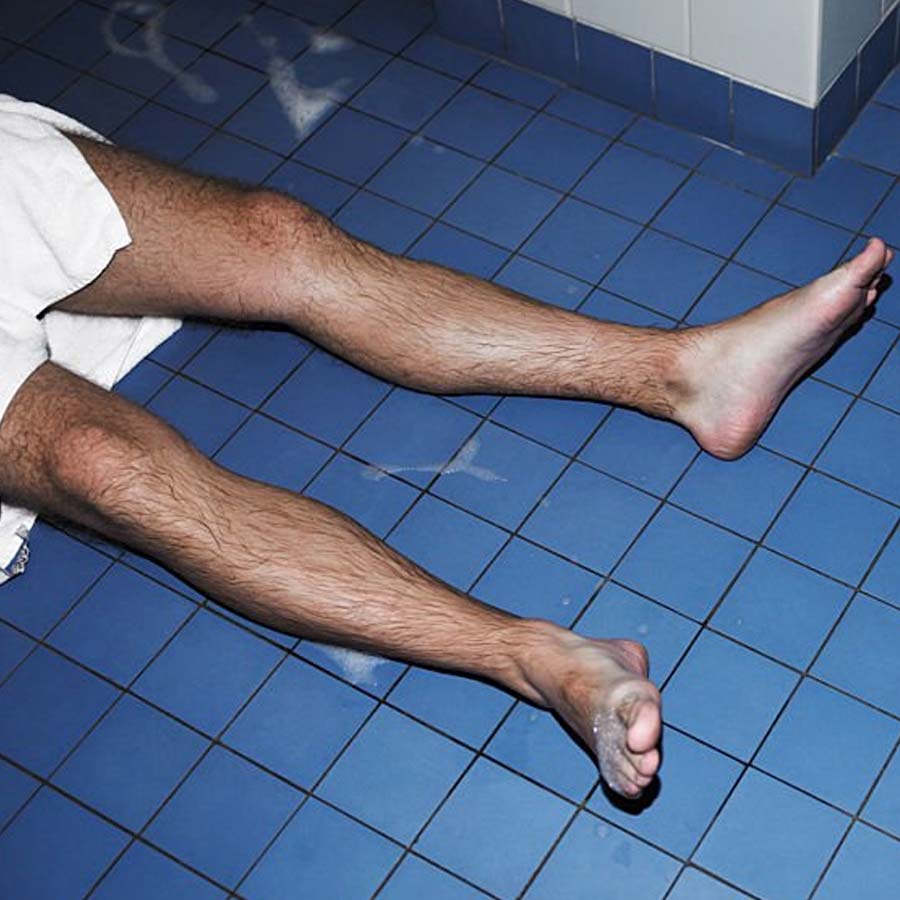 ক্রিসের চিৎকার শুনে বাথরুমে ছুটে যান জেফ। তিনি দেখেন, মেঝেয় ক্রিস শুয়ে রয়েছেন। ক্রিসের পিঠে লম্বা লম্বা তিনটি আঁচড়ের দাগ। সেখান থেকে রক্ত ঝরছে। আর দেরি না করে ক্রিস তাঁর বাবার সঙ্গে যোগাযোগ করেন।