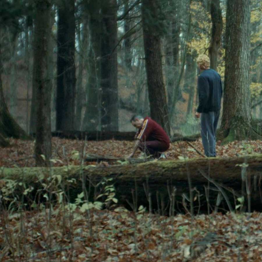 ক্রিসের সঙ্গে সকালে দৌড়োতে বেরিয়েছিলেন তাঁর বাবা। দৌড়োতে গিয়ে ঝোপঝাড়ে ঢাকা এক জায়গা থেকে পার্কার বয়েডের নাম লেখা একটি ফলক খুঁজে পেয়েছিলেন তাঁরা। কিন্তু পার্কারের পরিচিতি সম্পর্কে অবগত ছিলেন না ক্রিস। তিনি যে এক জন সৈনিক ছিলেন, তা ফলক থেকে জানতে পেরেছিলেন ক্রিস এবং তাঁর বাবা। পরে ক্রিসকে বিদায় জানিয়ে তাঁর বাবা বাড়ি ফিরে গেলেও ক্রিসের মাথায় পার্কারের নাম ঘুরপাক খেতে থাকে।