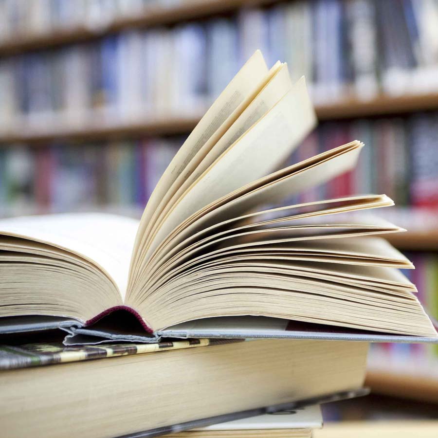 সন্দেহ বাড়তে থাকায় পার্কার বয়েডের ফলক খুঁজে পাওয়ার কথা জেফকে জানান ক্রিস। কলেজের গ্রন্থাগারে গিয়ে বইপত্র ঘাঁটতে শুরু করেন জেফ এবং ক্রিস। পার্কার বয়েড সংক্রান্ত তথ্যও খুঁজে পান দু’জনে। সব জানার পর ভয় পেয়ে যান তাঁরা।