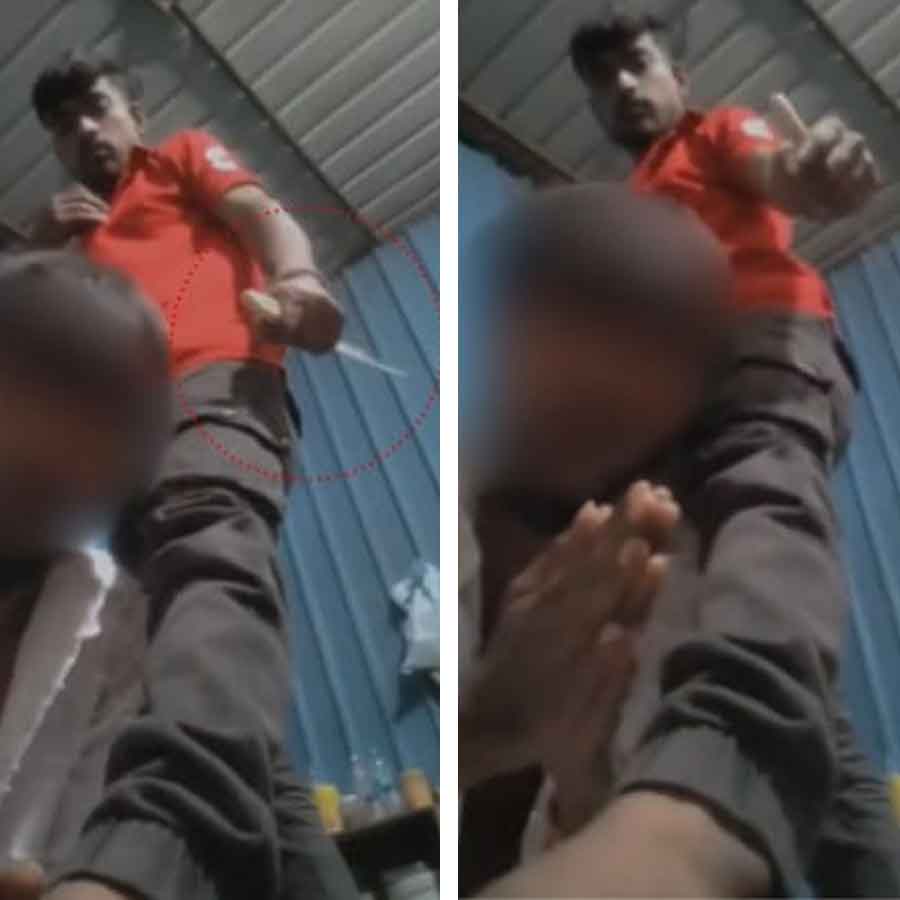 হাতে ছুরি নিয়ে ধাবাকর্মীকে শাসাচ্ছেন এক যুবক। ছবি: সংগৃহীত।
