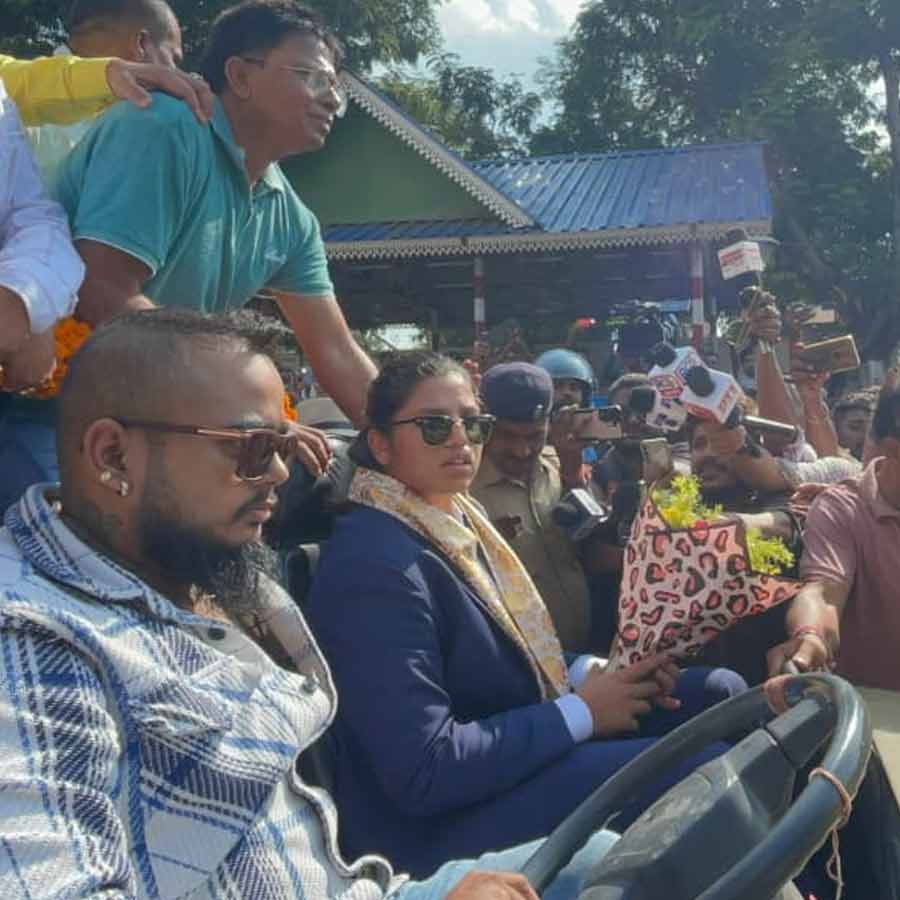 শুক্রবার শিলিগুড়ি ফিরেছেন রিচা ঘোষ।