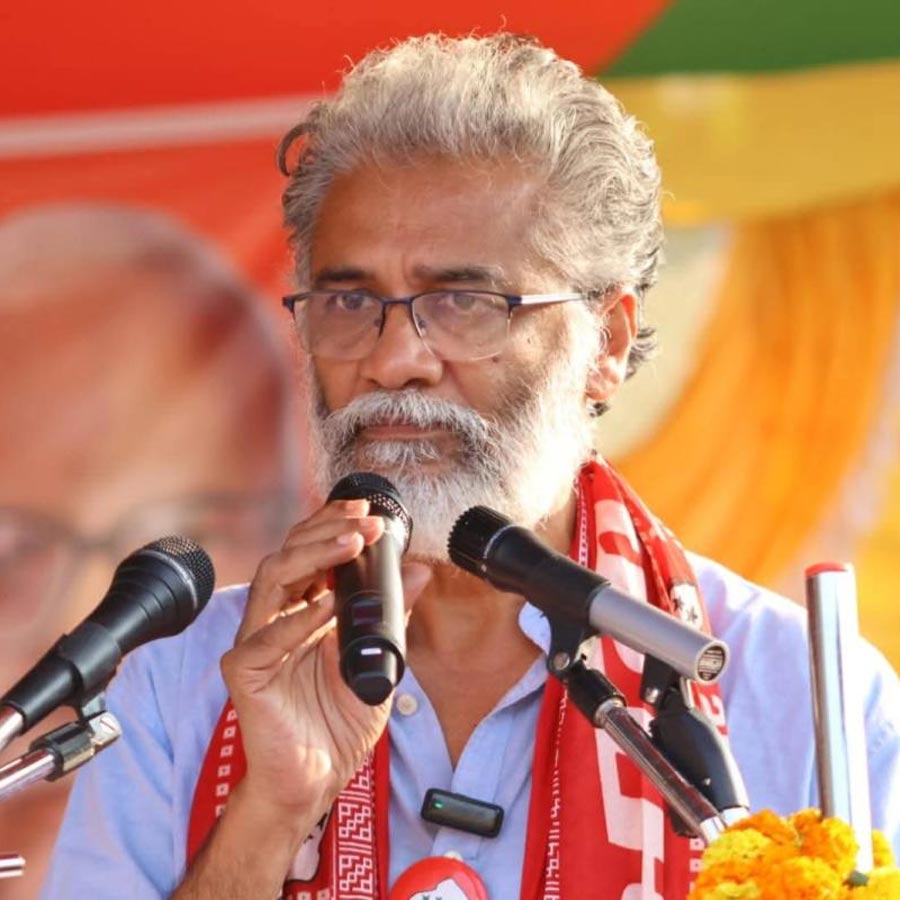 প্রচারে দীপঙ্কর ভট্টাচার্য।