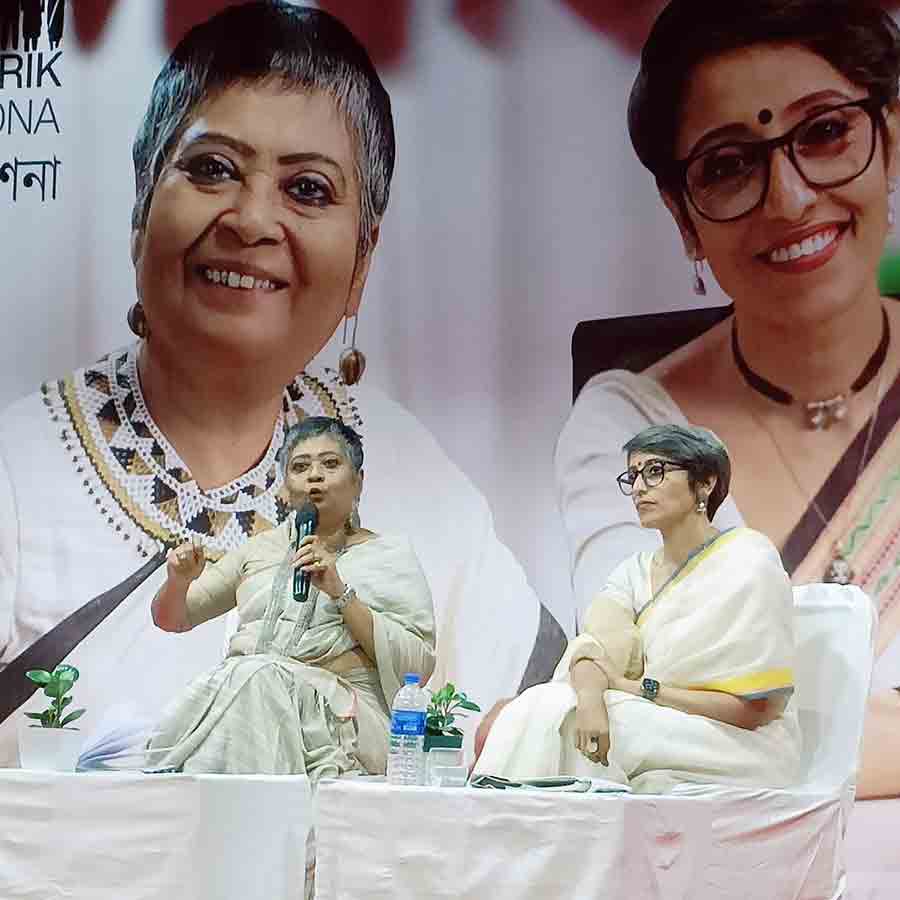 মাতৃত্ব নিয়ে আলোচনায় রত্নাবলী এবং অনুত্তমা।