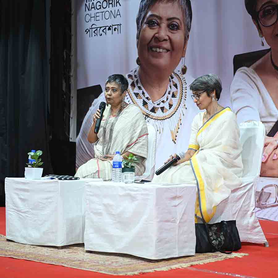 ‘অনু-সঙ্গে রত্নাবলী’ অনুষ্ঠানে রত্নাবলী এবং অনুত্তমা।