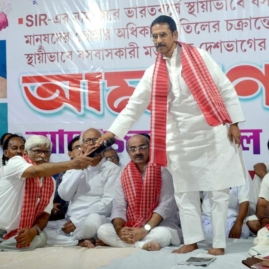 মতুয়াদের অনশন মঞ্চে সুজন চক্রবর্তী, শুভঙ্কর সরকার।