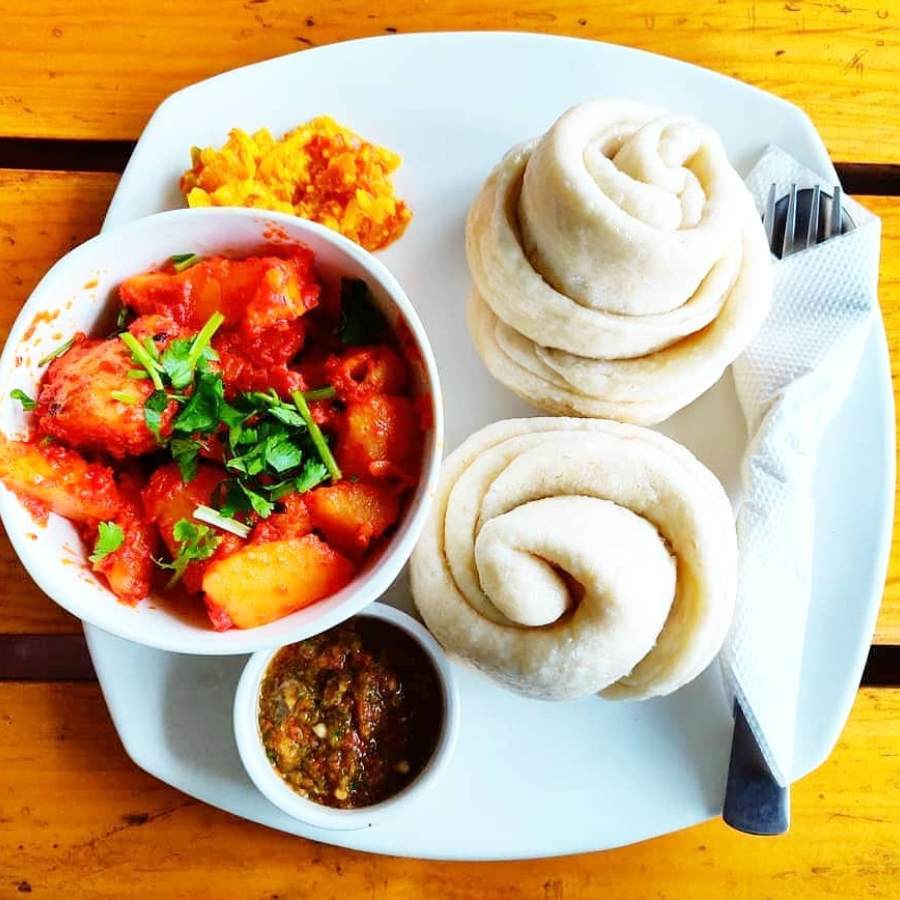 তিব্বতের ঐতিহ্যবাহী খাবার টিংমো, আর আলুর দম।