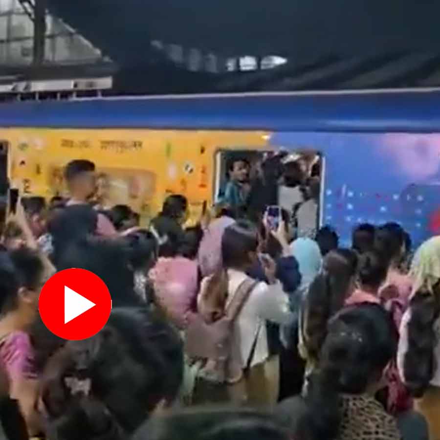 Video of Mumbai AC local running doors open from Thane towards Kalyan due to overcrowding goes viral dgtl